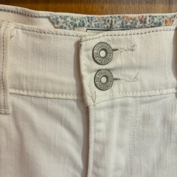 Levi's White Jean Shorts with White Tab and Two Buttons - Picture 7 of 14